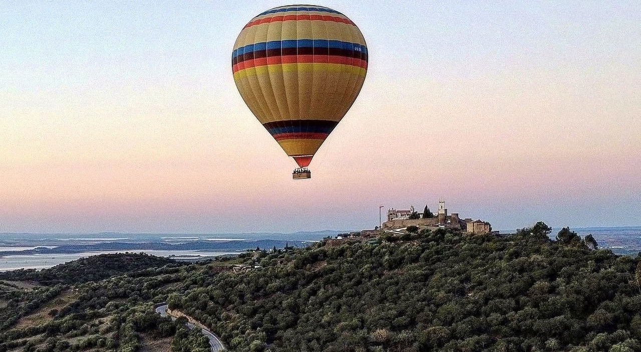 https://statics.cedscdn.it/photos/MED_HIGH/2025/10/06/9110568_06154436_monsaraz_in_mongolfiera_foto_di_up_alentejo_.jpg