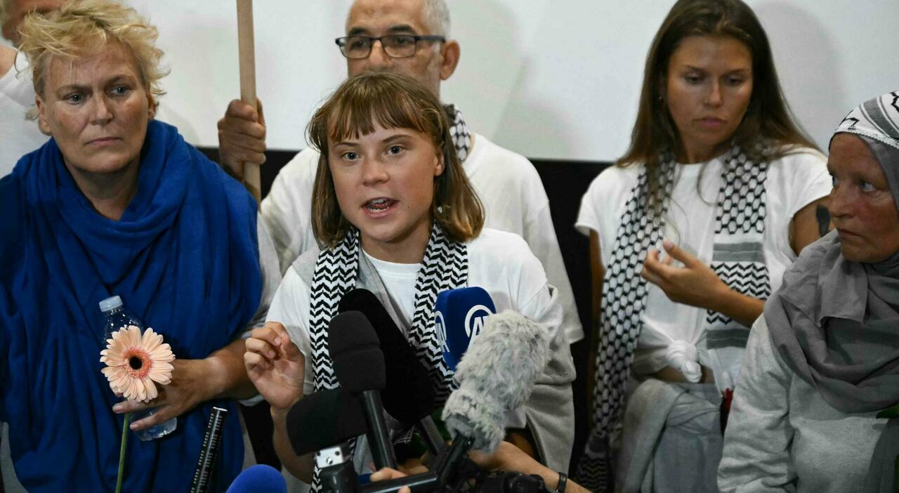 https://statics.cedscdn.it/photos/MED_HIGH/2025/10/06/9110781_06185158_greta_thunberg_maltrattata_prigione_israele_gaza_genocidio_oggi_6_10_2025.jpg