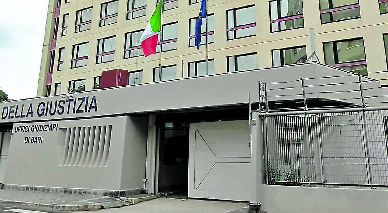 estorsione e intimidazione alle bancarelle abisive di fuochi del libert224 condannato il figlio del boss