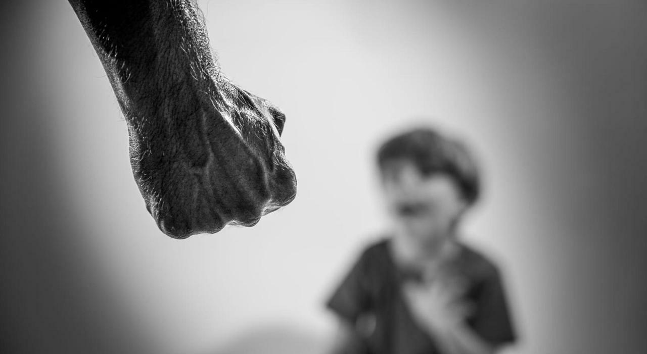 Reati sui minori, record di casi in Italia. Bambine e ragazze le più colpite: cresce la paura online, ma la famiglia è il luogo più pericoloso