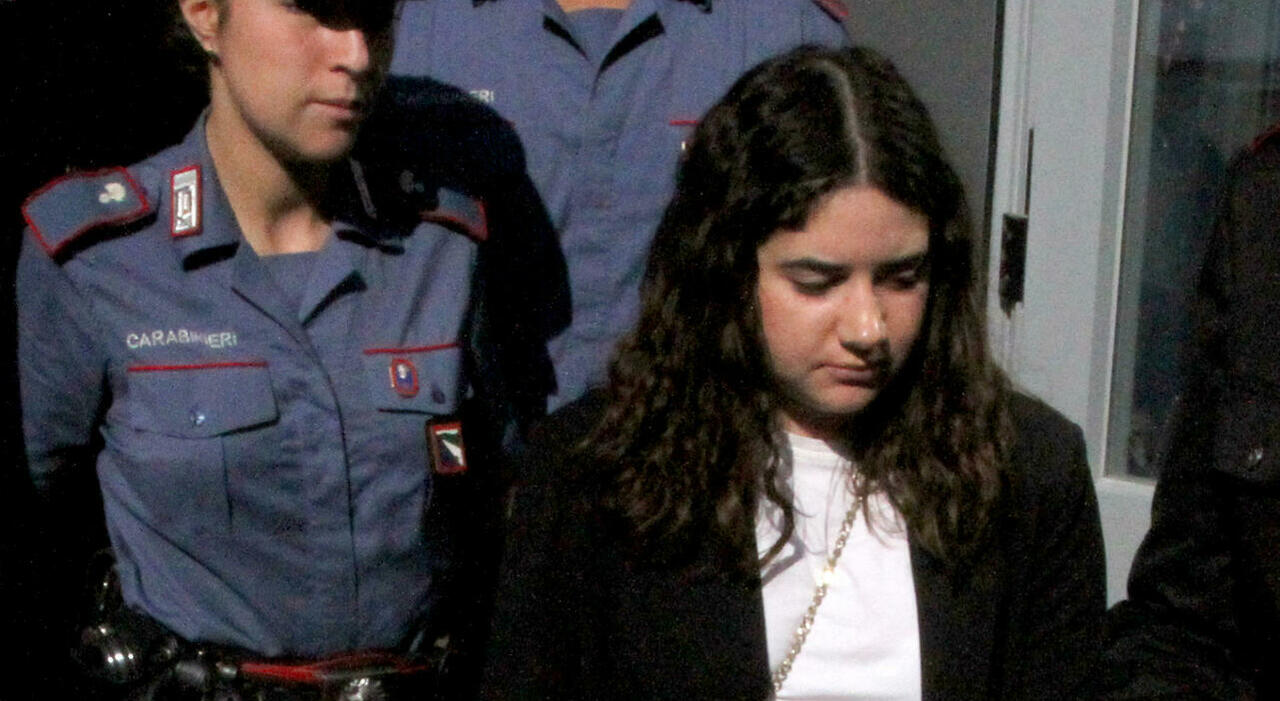 https://statics.cedscdn.it/photos/MED_HIGH/2025/10/06/9110930_06204144_chiara_petrolini_fissa_ex_aula_mai_notato_nulla_nuda_crolla_foto_neonato_ucciso_oggi_6_10_2025.jpg