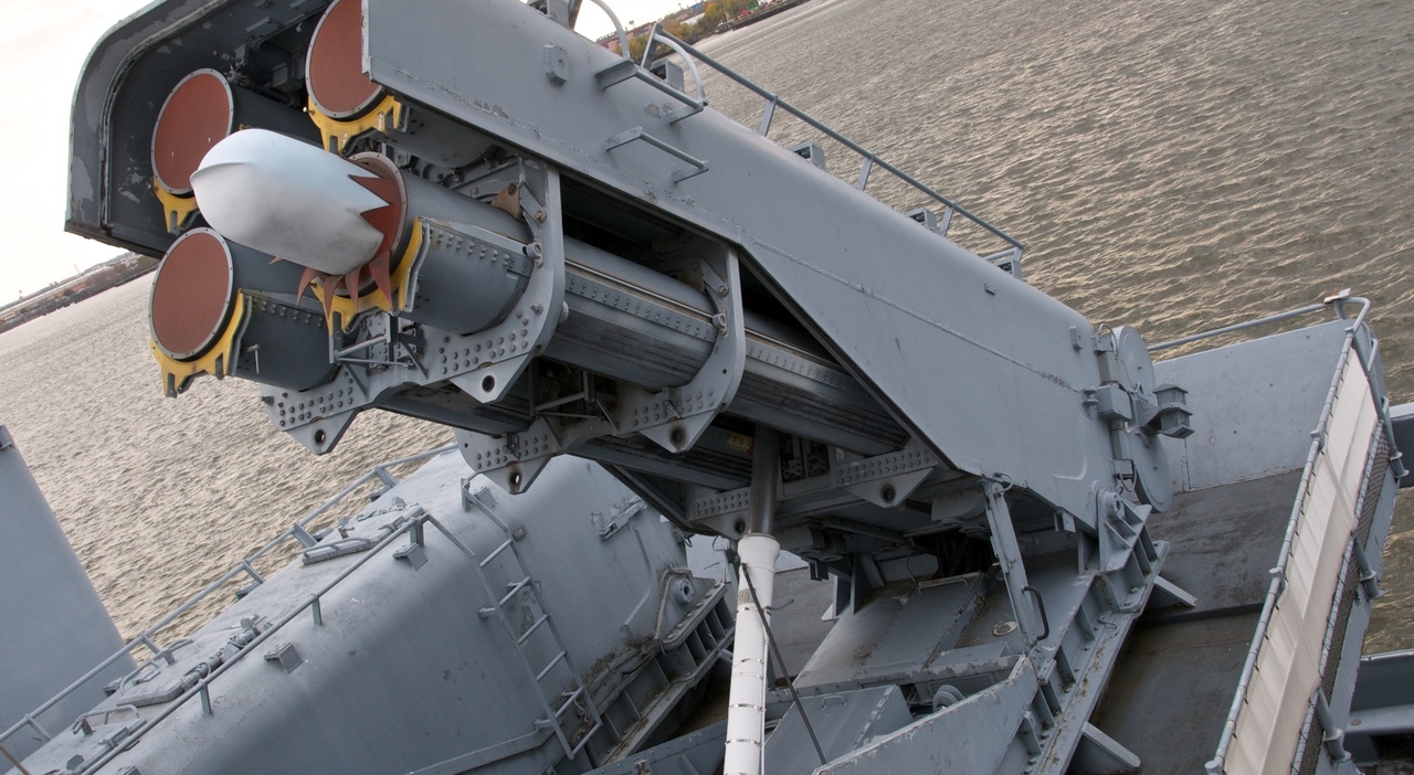 https://statics.cedscdn.it/photos/MED_HIGH/2025/10/07/9112164_07064546_bgm_109_tomahawk_cruise_missiles.jpg