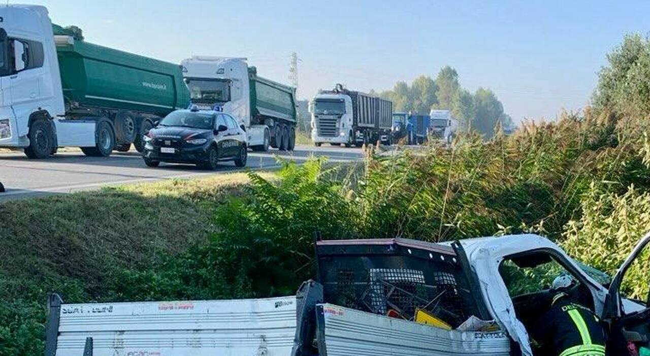 Incidente sulla Romea, schianto tra due autoarticolati e un furgone: conducenti rimasti incastrati tra le lamiere, un morto e un ferito grave. Strada chiusa