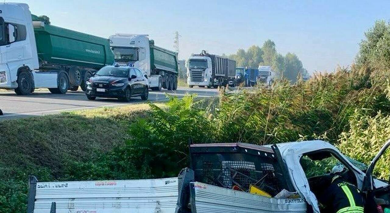 https://statics.cedscdn.it/photos/MED_HIGH/2025/10/07/9112399_07111743_morto_romea_strada_chiusa_incidente_autoarticolato_furgone_porto_viro.jpg