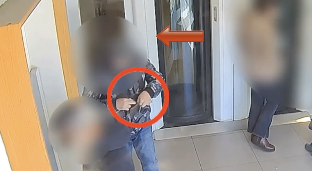 https://statics.cedscdn.it/photos/MED_HIGH/2025/10/07/9112502_07123700_truffa_inps_falso_cieco_arrestato_a_castellamare_di_stabia_ultimissiime_oggi.jpg