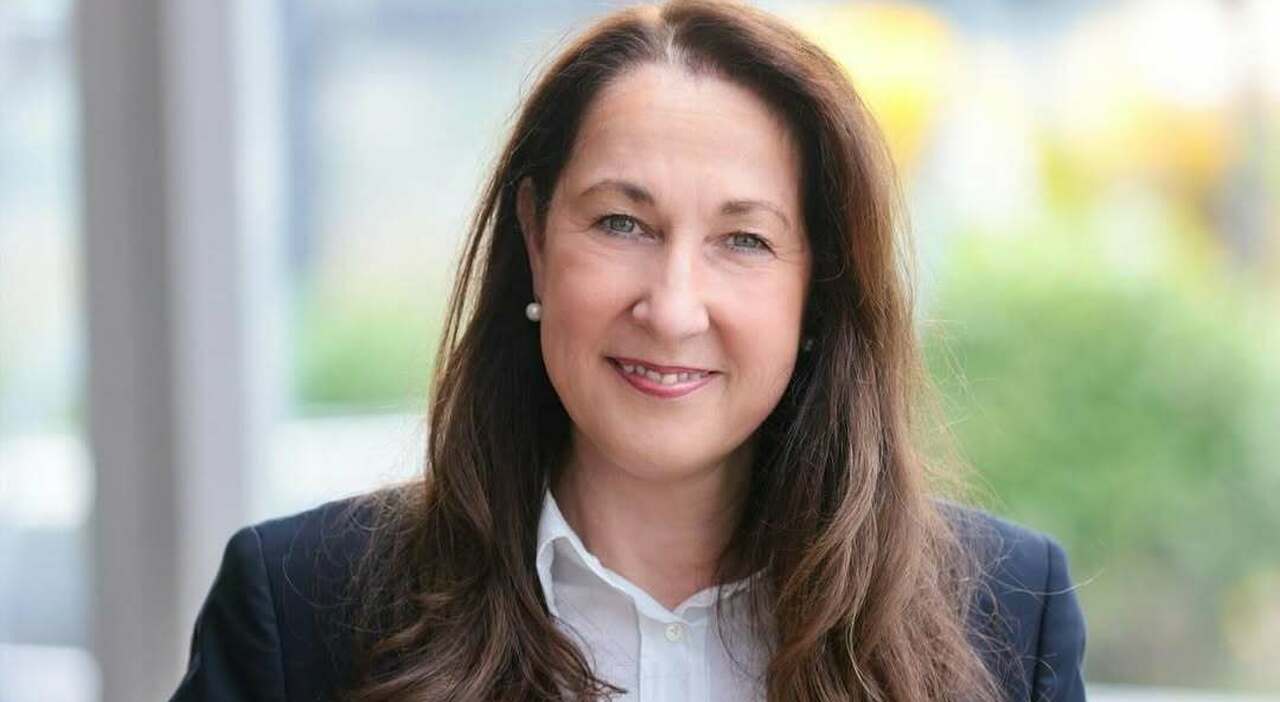 https://statics.cedscdn.it/photos/MED_HIGH/2025/10/07/9112599_07140659_ich_bin_iris_stalzer_57_anwaltin_fur_arbeitsrecht_mutter_von_zwei_teenagern_und_herdeckerin.jpg