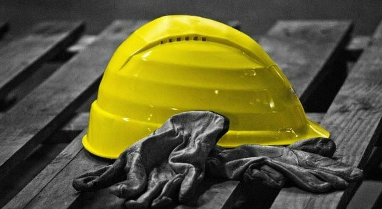 Operaio di 61 anni colpito da una trave durante i lavori: morto sul colpo a Trecase
