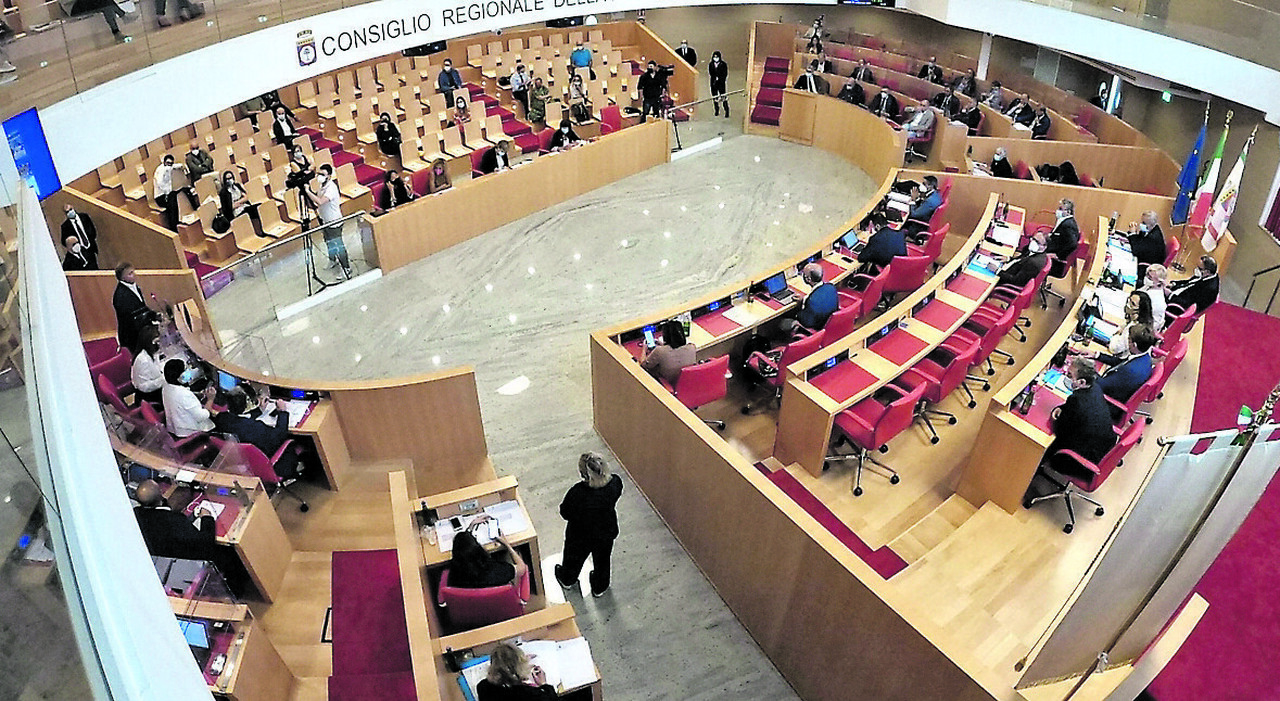 «Il consigliere supplente? Riducendo i lavoratori». È bufera sulla proposta