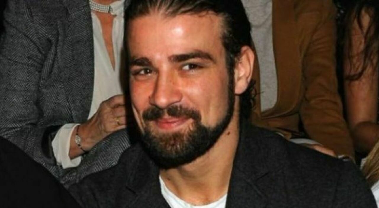 https://statics.cedscdn.it/photos/MED_HIGH/2025/10/08/9114373_08093426_mario_biondo_no_suicidio_madrid_oggi_8_10_2025.jpg