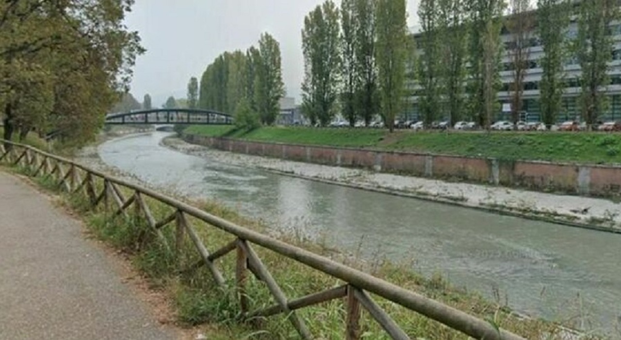 Passeggino sfugge dalle mani alla nonna: bimbo di tre mesi precipita per tre metri e cade nel fiume, è grave
