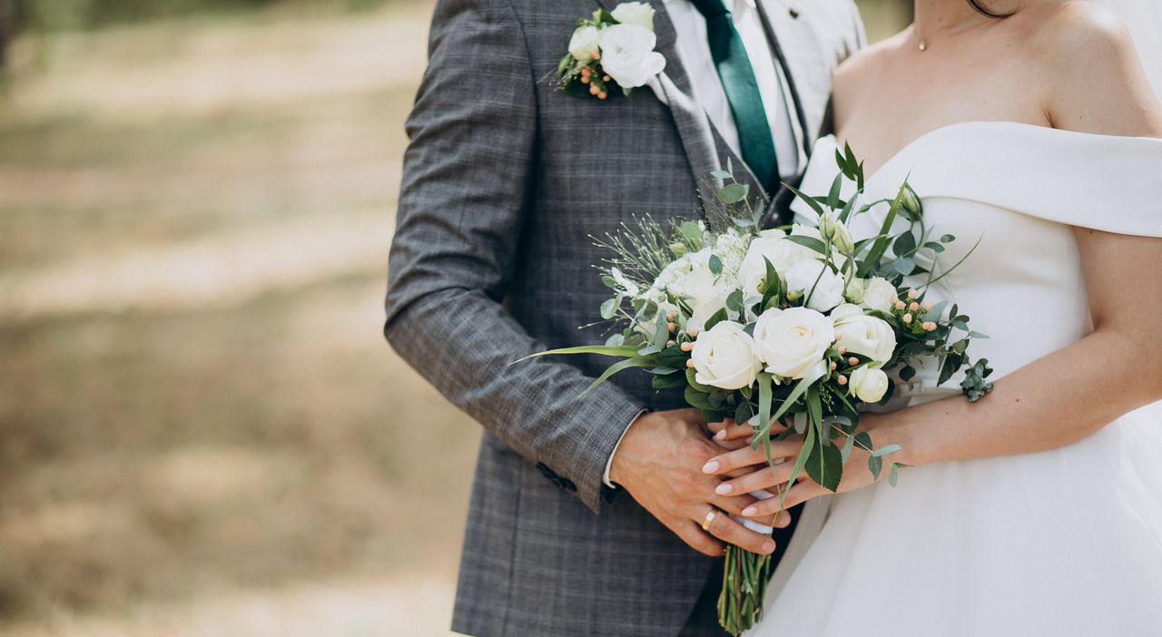 https://statics.cedscdn.it/photos/MED_HIGH/2025/10/08/9114627_08131625_bride_holding_her_wedding_bouquet.jpg