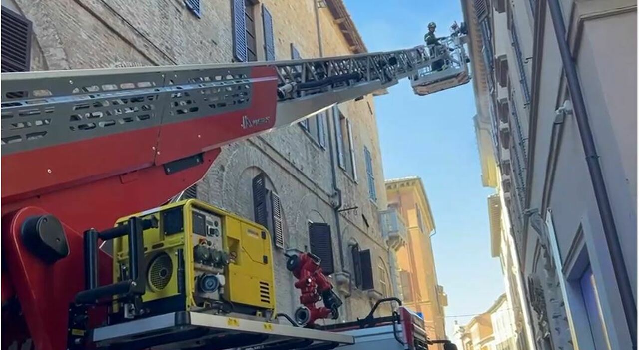 Paura in centro a Pesaro, va a fuoco Palazzo Perticari: salvata la bibliotecaria rimasta intrappolata