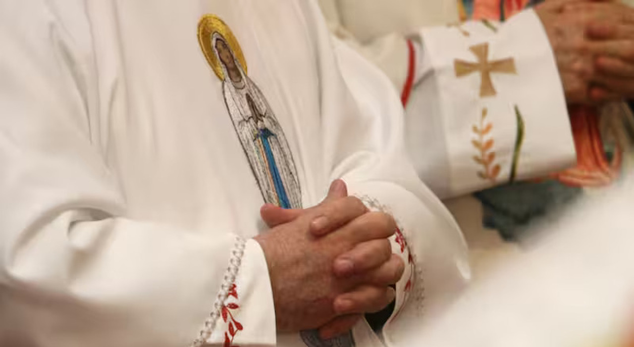 https://statics.cedscdn.it/photos/MED_HIGH/2025/10/08/9114776_08155416_finto_vescovo_chiesa_anglocattolica_fedeli_online_messe_esorcismi_cuneese_oggi_8_10_2025.jpg
