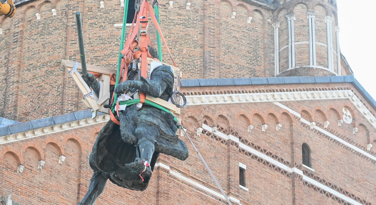 https://statics.cedscdn.it/photos/MED_HIGH/2025/10/08/9114808_08162805_gattamelata_statua_smontaggio_restauro_donatello_santo.jpg