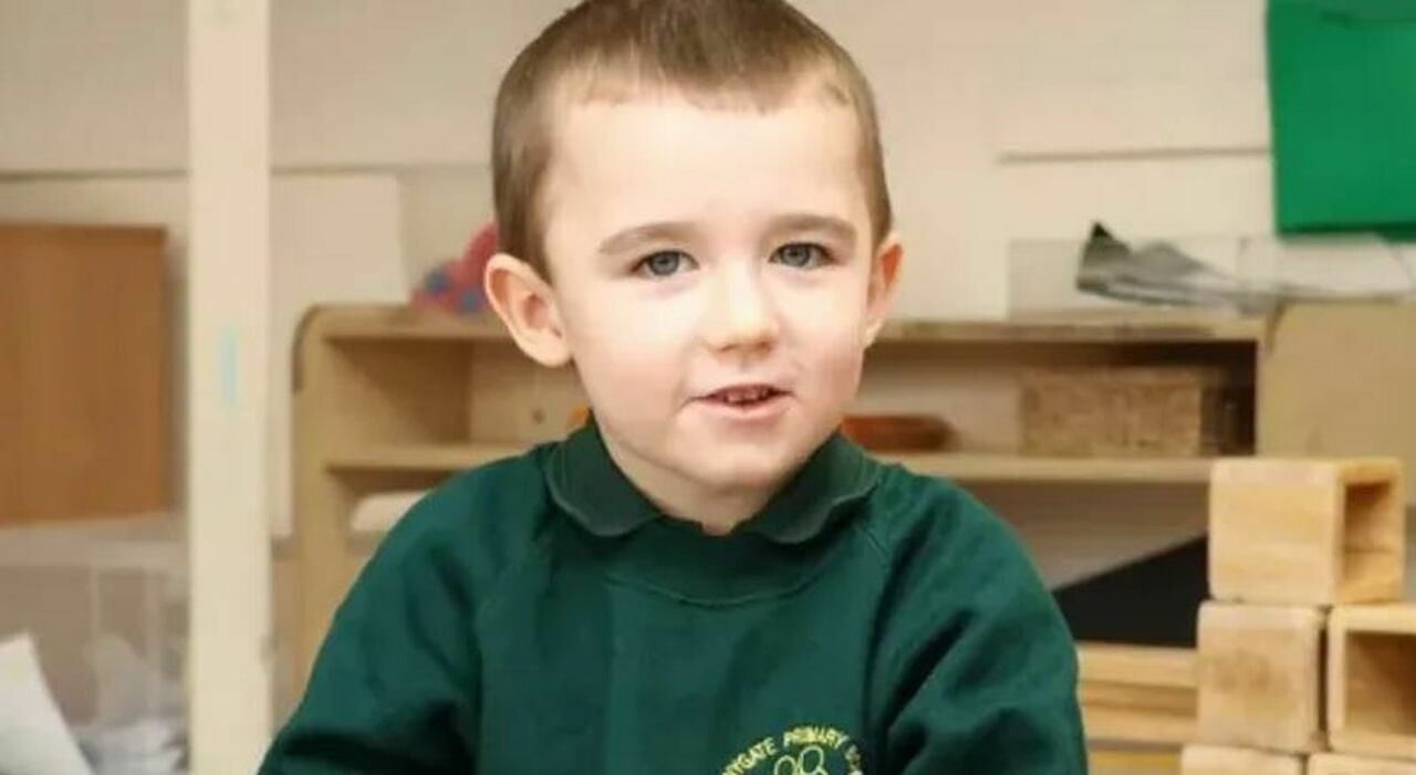 Mamma strangola a morte il figlio autistico di 5 anni, poi tenta il suicidio: «Prendersi cura di lui era difficile, era depressa»