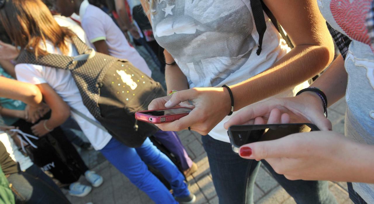 Divieto di social per gli under 14, la proposta arriva in Parlamento: addio anche a Whatsapp e alle app di messagistica? I punti