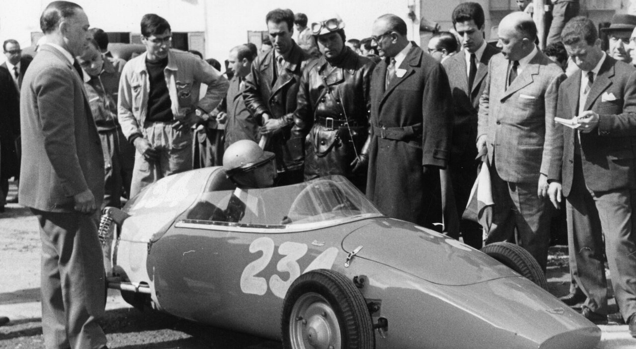 Nella foto Franco Bernabei allo start della Frascati Tuscolo al volante della Baby Junior dei Patriarca, Rodolfo, sulla sinistra, Franco, riconoscibile per gli occhiali, dietro la vettura