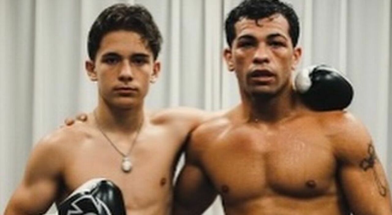 https://statics.cedscdn.it/photos/MED_HIGH/2025/10/08/9115164_08210407_arturo_gatti_jr_morto_17_anni_lutto_boxe_citta_del_messico_maledizione_famiglia_thunder_oggi_8_ottobre_2025.jpg