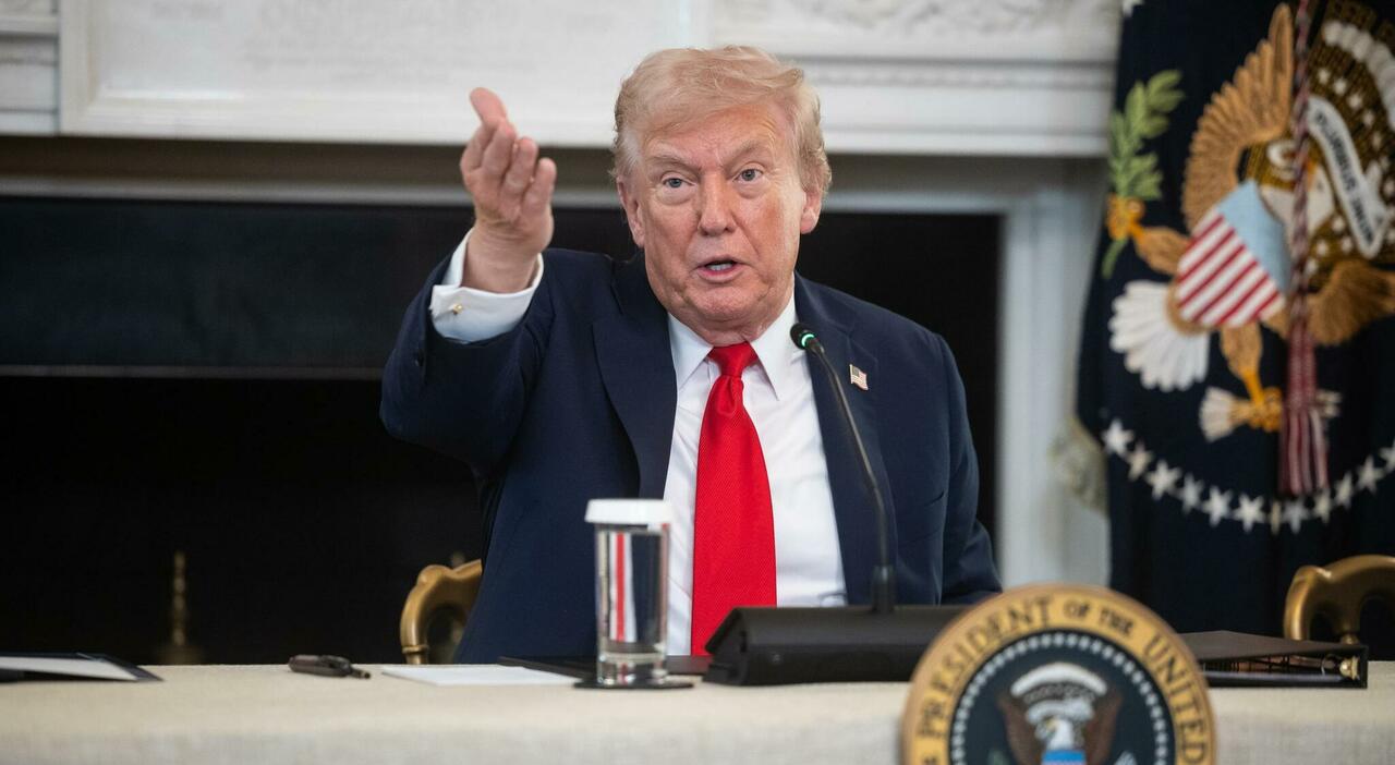 https://statics.cedscdn.it/photos/MED_HIGH/2025/10/09/9116459_09062228_trump_pace.jpg