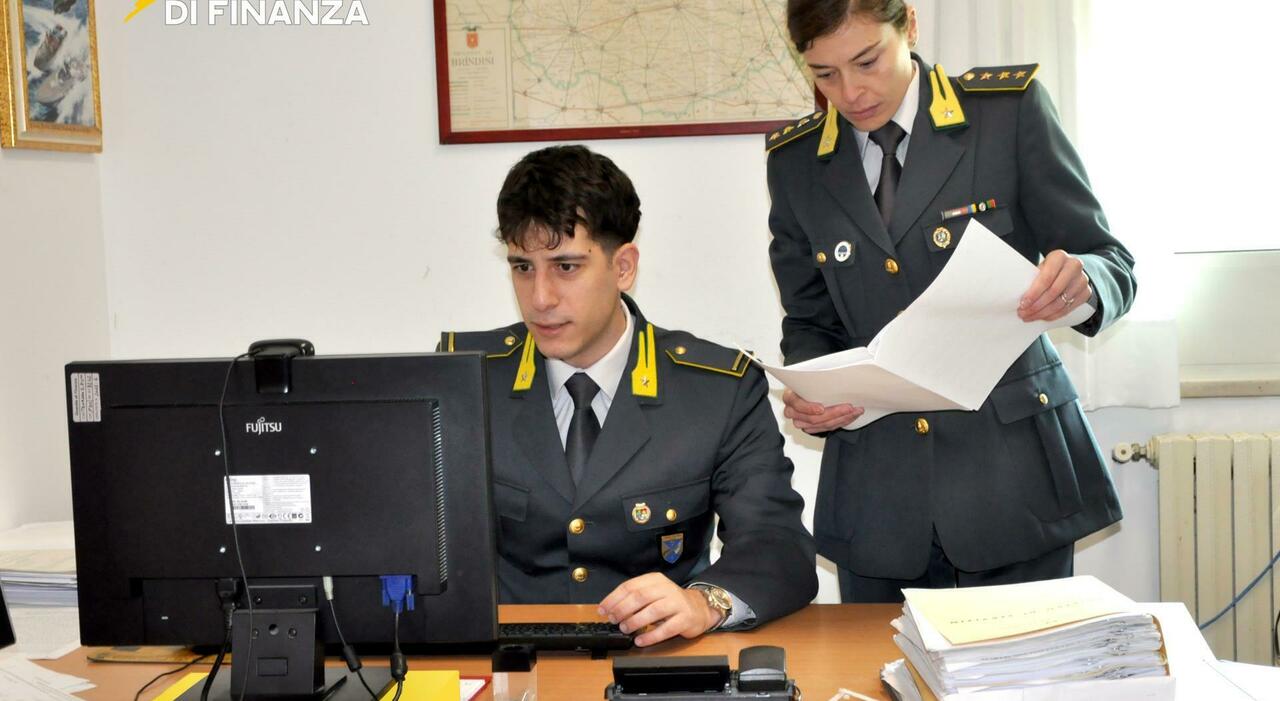 salento paga l acconto di 8mila euro per un auto che non esiste truffato denuncia arrestati in due