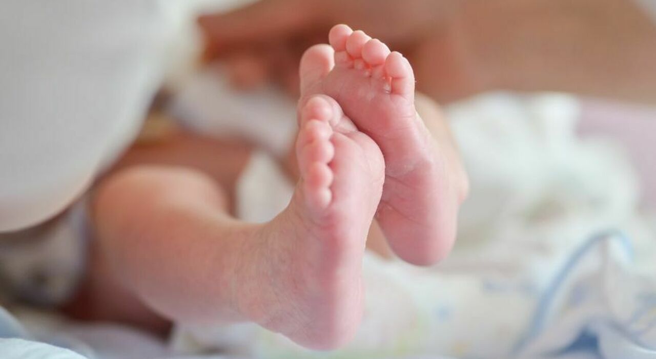 soffoca i figli appena partoriti e li nasconde tra le coperte nell armadio arrestata una giovane madre