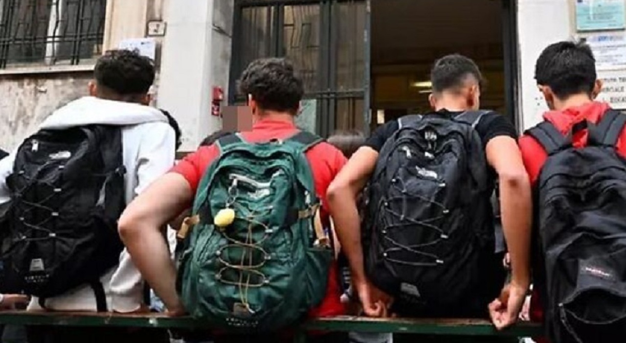 https://statics.cedscdn.it/photos/MED_HIGH/2025/10/09/9116844_09134050_studenti.jpg