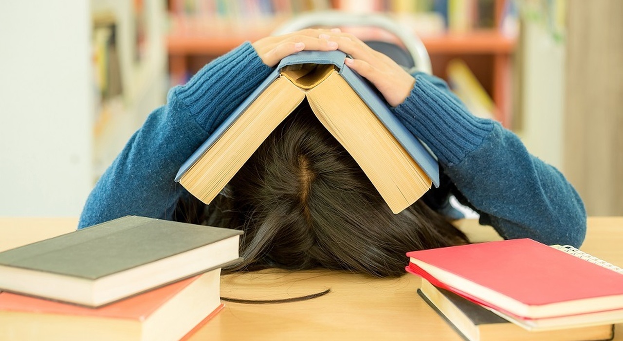 https://statics.cedscdn.it/photos/MED_HIGH/2025/10/09/9116945_09152004_portrait_clever_student_with_open_book_reading_it_college_library.jpg