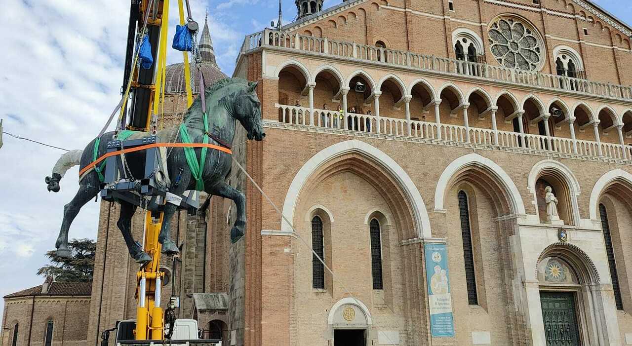 https://statics.cedscdn.it/photos/MED_HIGH/2025/10/09/9116963_09153359_gattamelata_statua_cavallo_smontaggio_santo_padova.jpg