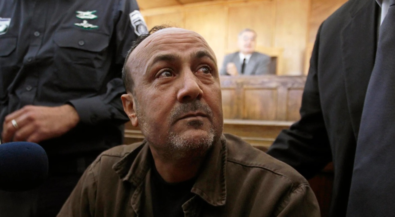 Marwan Barghouti, chi è il prigioniero palestinese e perché Israele non vuole consegnarlo ad Hamas