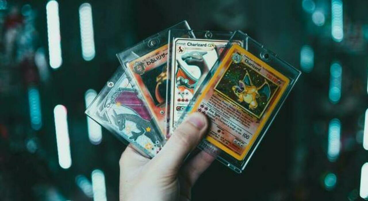 https://statics.cedscdn.it/photos/MED_HIGH/2025/10/09/9117072_09170202_truffa_collezione_carte_pokemon_scappano_trucco_ricevitoria_oggi_9_10_2025.jpg