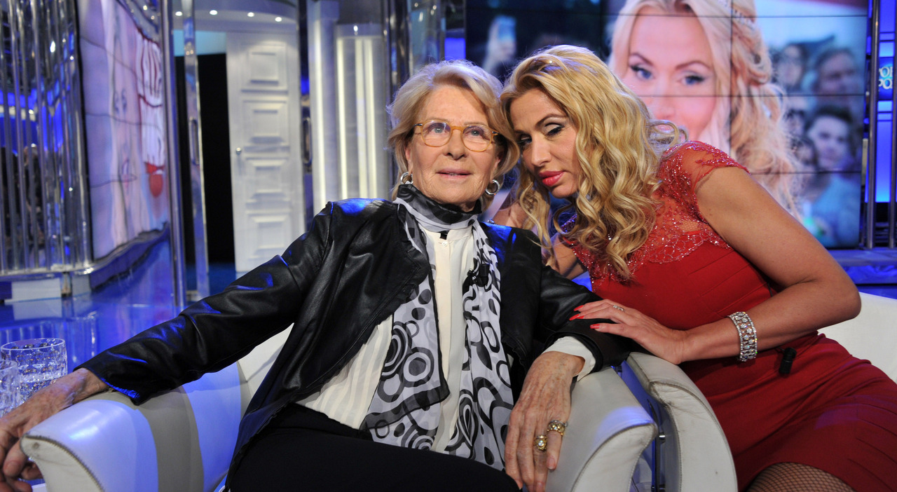 https://statics.cedscdn.it/photos/MED_HIGH/2025/10/09/9117249_09191400_valeria_marini_mamma_truffa.jpg
