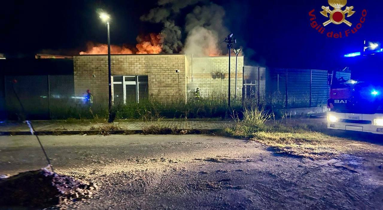 incendio nell ex piscina 232 il secondo in un anno e mezzo atto doloso o incidente legato a bivacchi abusivi le ipotesi degli inquirenti