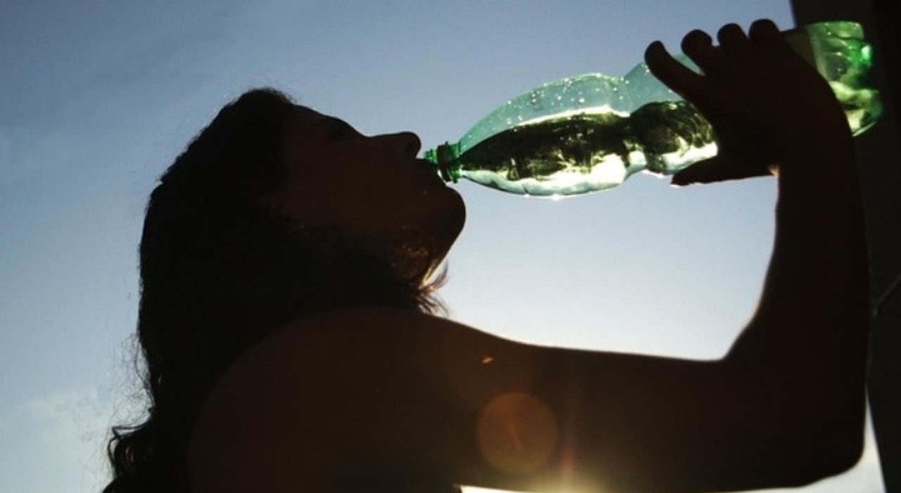 https://statics.cedscdn.it/photos/MED_HIGH/2025/10/10/9118581_10065811_pfas_acqua_minerale_contaminazione_marchi_quali_sono_lista_classifica_10_10_2025.jpg