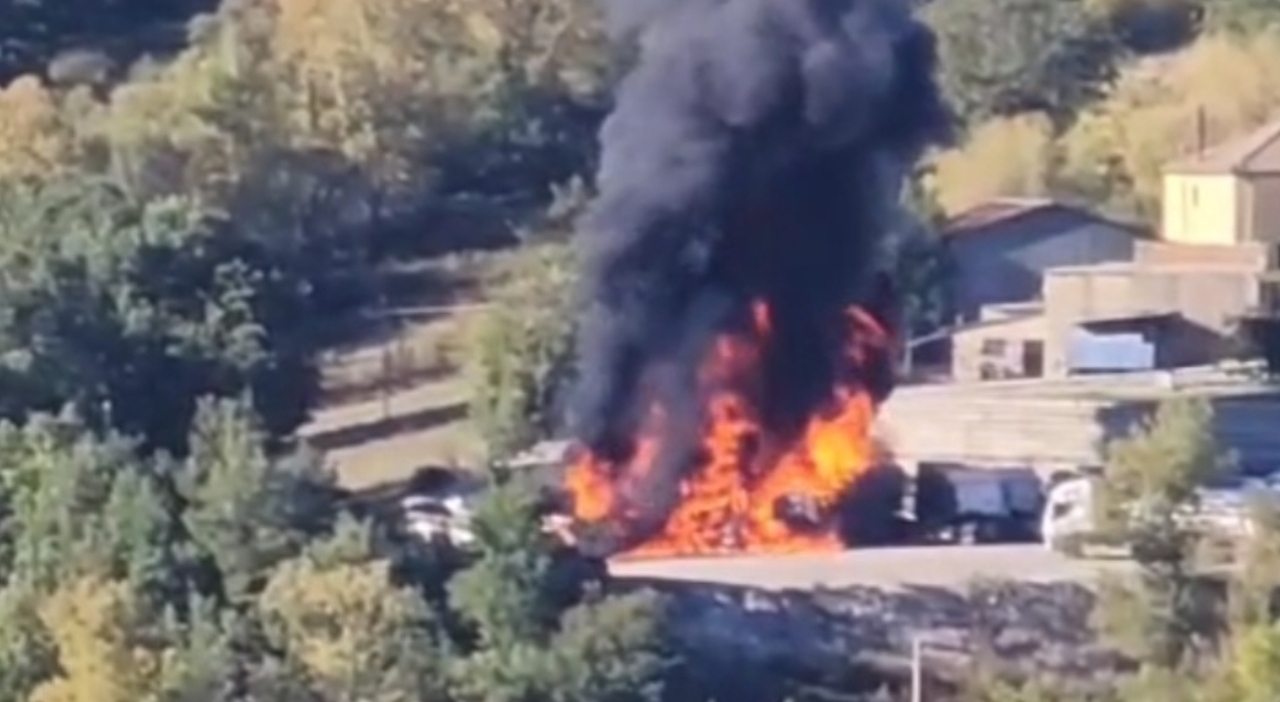 incendio in deposito di camion a nusco tir e auto in fiamme il sindaco impone la chiusura degli infissi