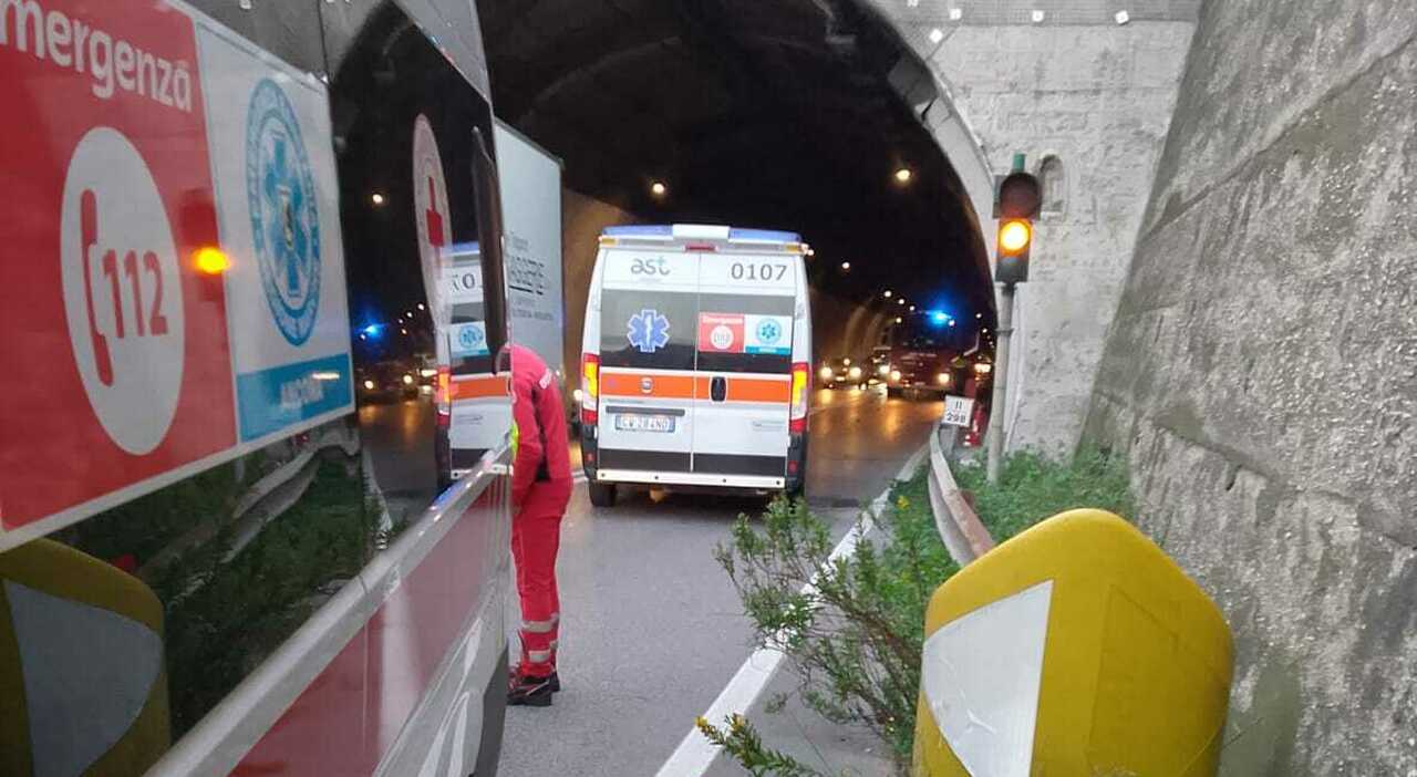 incidente ad ancona schianto nella galleria del montagnolo chiusa in entrambe le direzioni la statale 16 coinvolti tre mezzi due feriti traffico in tilt