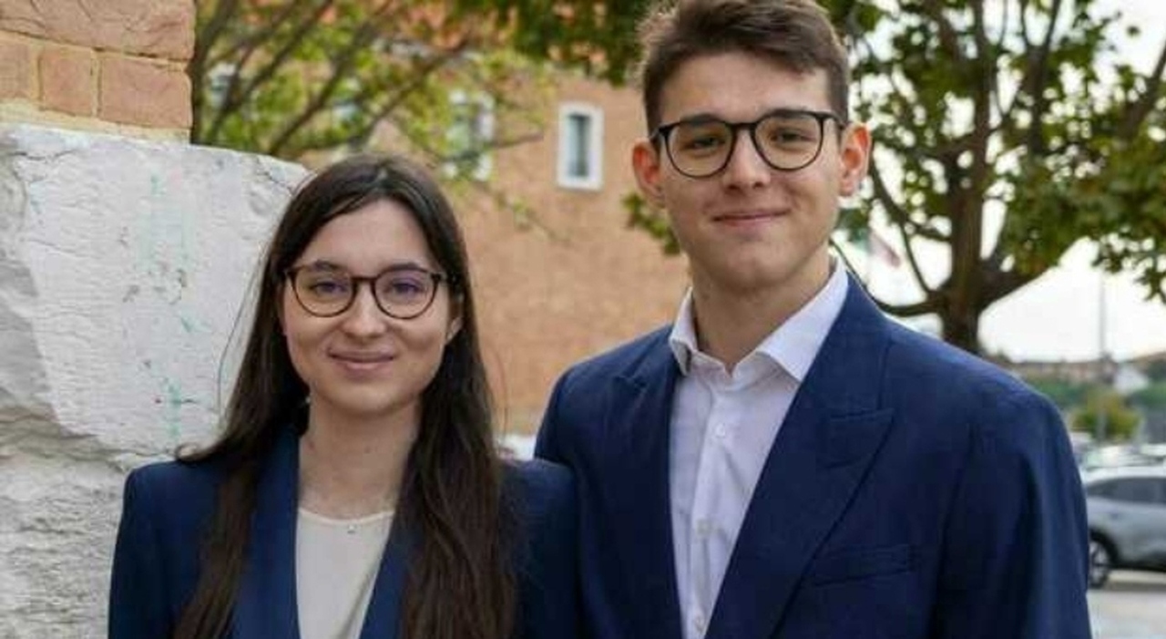 https://statics.cedscdn.it/photos/MED_HIGH/2025/10/10/9118713_10094830_matteo_alessia_campagnaro_laurea_massimo_voti_castelfranco_oggi_10_10_2025.jpg