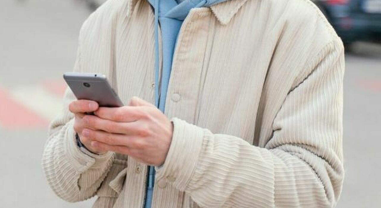 https://statics.cedscdn.it/photos/MED_HIGH/2025/10/10/9118717_10095245_stalking_moglie_mando_video_intimo_nostro_figlio_maltrattamenti_violenza_napoli_oggi_10_ottobre_2025.jpg