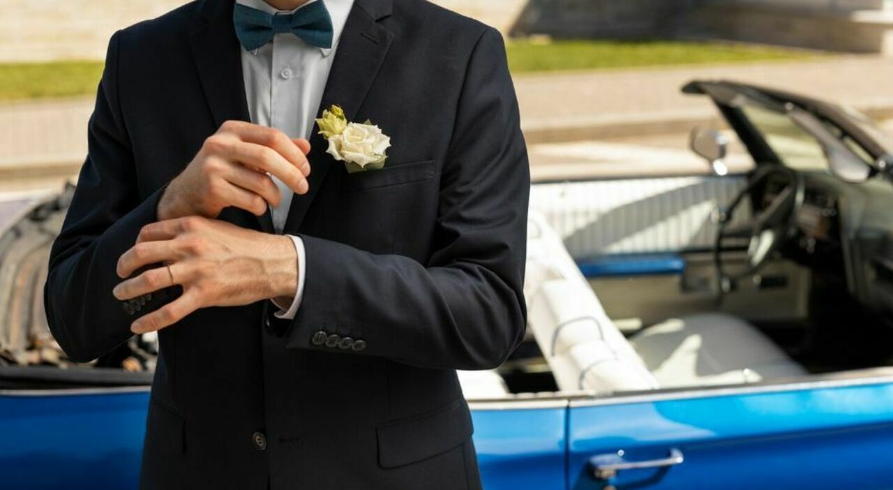 https://statics.cedscdn.it/photos/MED_HIGH/2025/10/10/9118797_10110558_sposo_lascia_auto_divieto_sosta_matrimonio_senza_patente_multa_sparito_verdello_oggi_10_ottobre_2025.jpg