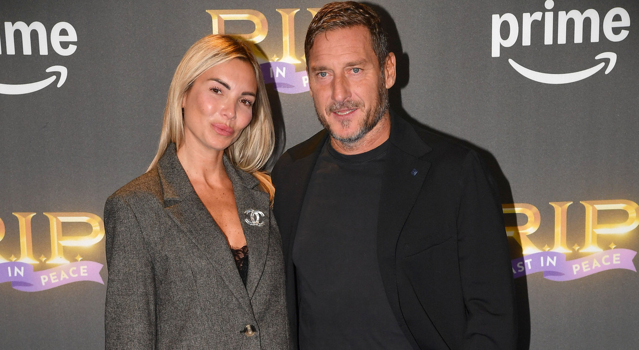 https://statics.cedscdn.it/photos/MED_HIGH/2025/10/10/9118936_10124907_francesco_totti_noemi_bocchi_insieme_red_carpet_foto_roma_roast_in_peace_prime_oggi_10_ottobre_2025.jpg