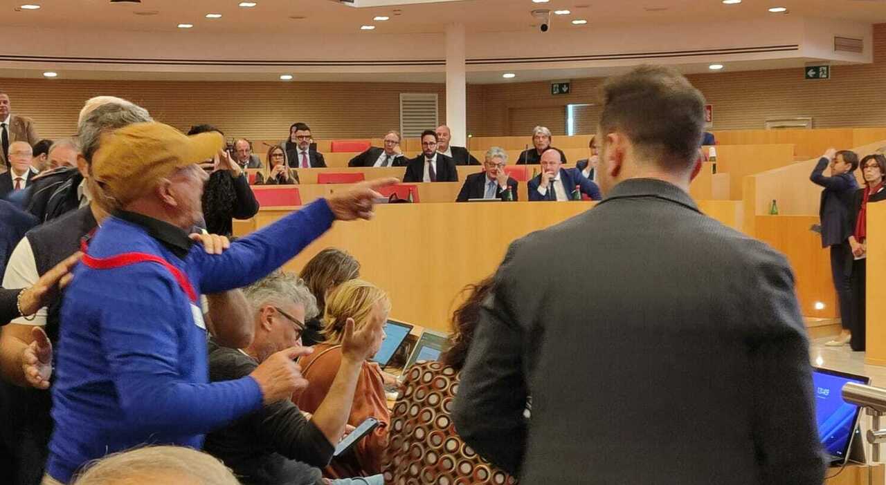consorzi agricoltori in rivolta in consiglio regionale seduta sospesa urla e proteste vergogna
