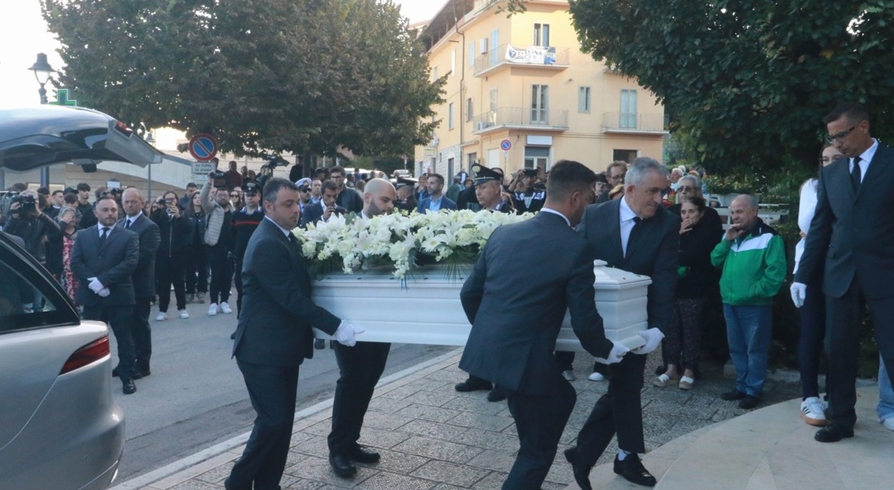 tragedia di paupisi i funerali di elisa e del figlio cosimo in tanti in chiesa per l ultimo saluto