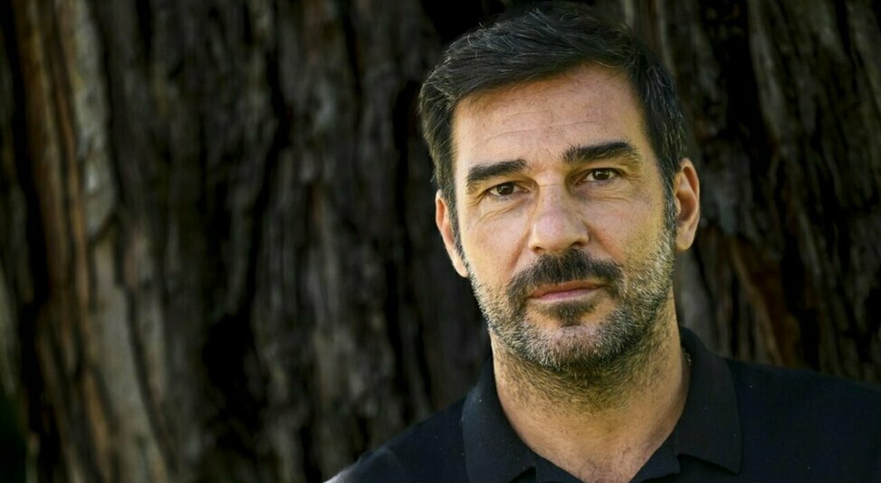 https://statics.cedscdn.it/photos/MED_HIGH/2025/10/10/9119470_10210905_edoardo_leo_intervista_moglie_figli_mamma_malattia_stipendio_segno_zodiacale_altezza_oggi_10_10_2025.jpg