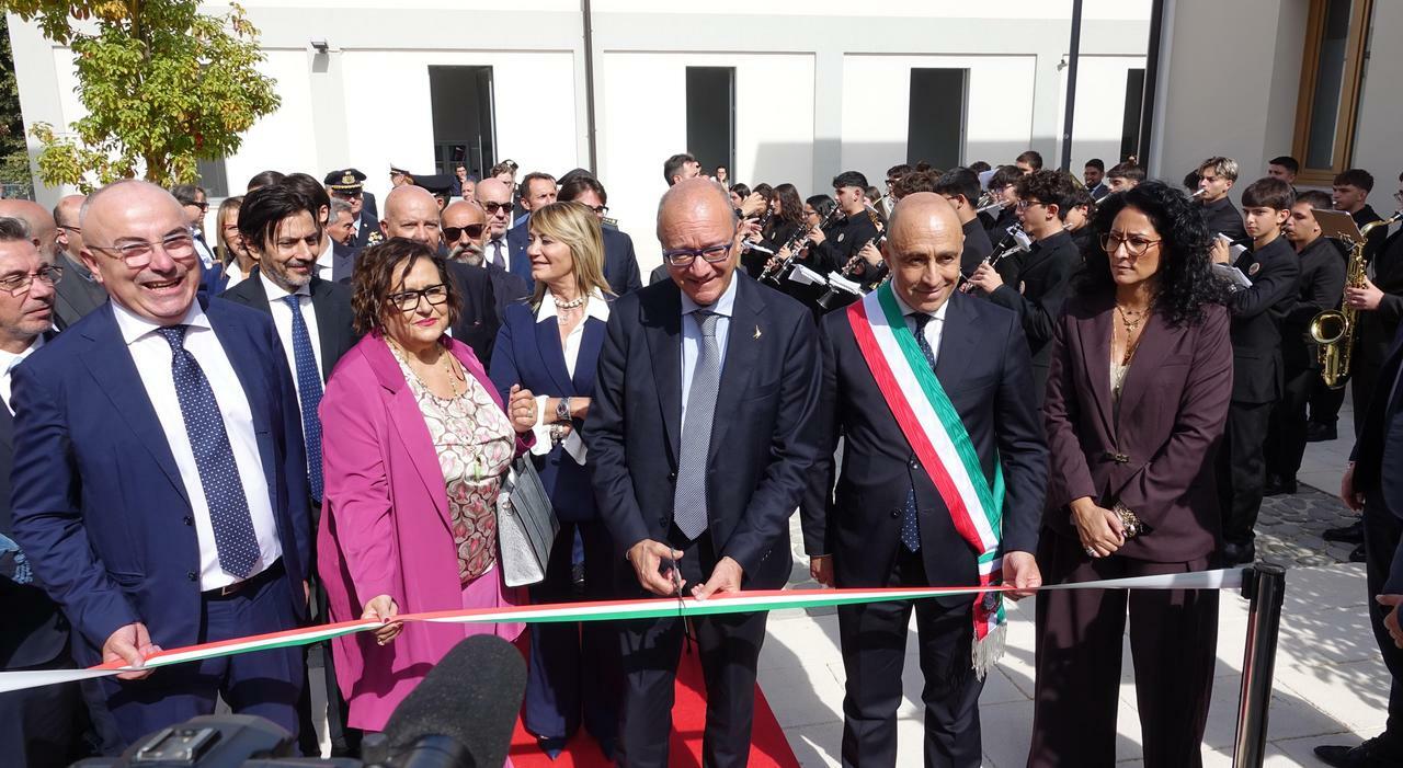 Its, il ministro Valditara inaugura i laboratori 4.0: il robot umano e i bracci automatici per puntare ai nuovi lavori