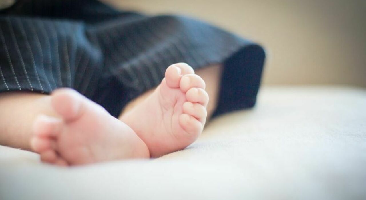 https://statics.cedscdn.it/photos/MED_HIGH/2025/10/10/9119533_10220612_donna_incinta_partorisce_divano_ostetrica_arezzo_oggi_10_10_2025.jpg