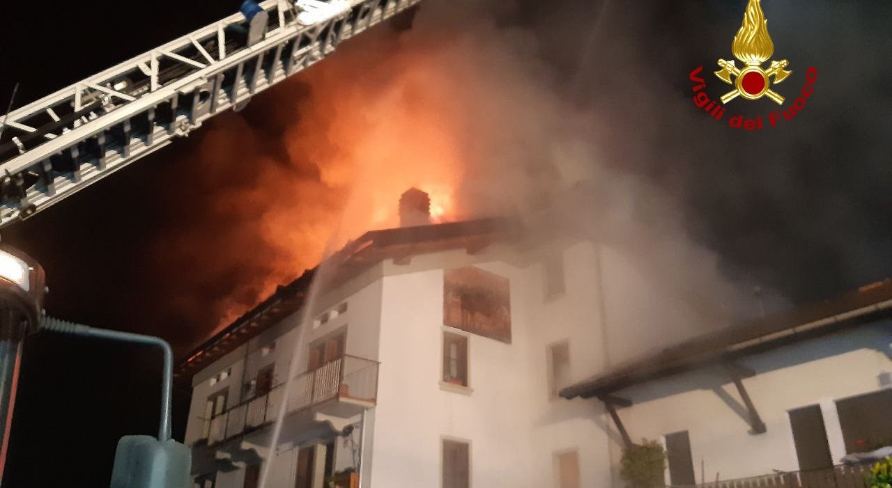 Incendio in una palazzina nel Milanese: tre morti e otto persone in ospedale
