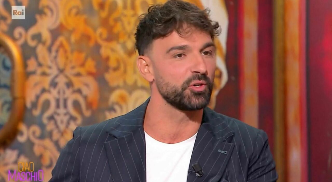 https://statics.cedscdn.it/photos/MED_HIGH/2025/10/11/9120730_11102006_todaro_intervista_ciao_maschio_operazione_figlia_genitori_moglie_stipendio_amici_ballando_con_le_stelle_lite_oggi_11_10_2025.jpg