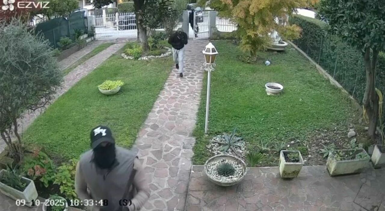 commando di 4 malviventi incappucciati assalta una villetta in pieno giorno faccia a faccia con la padrona di casa 76enne lei urla e li mette in fuga rubati ori e soldi