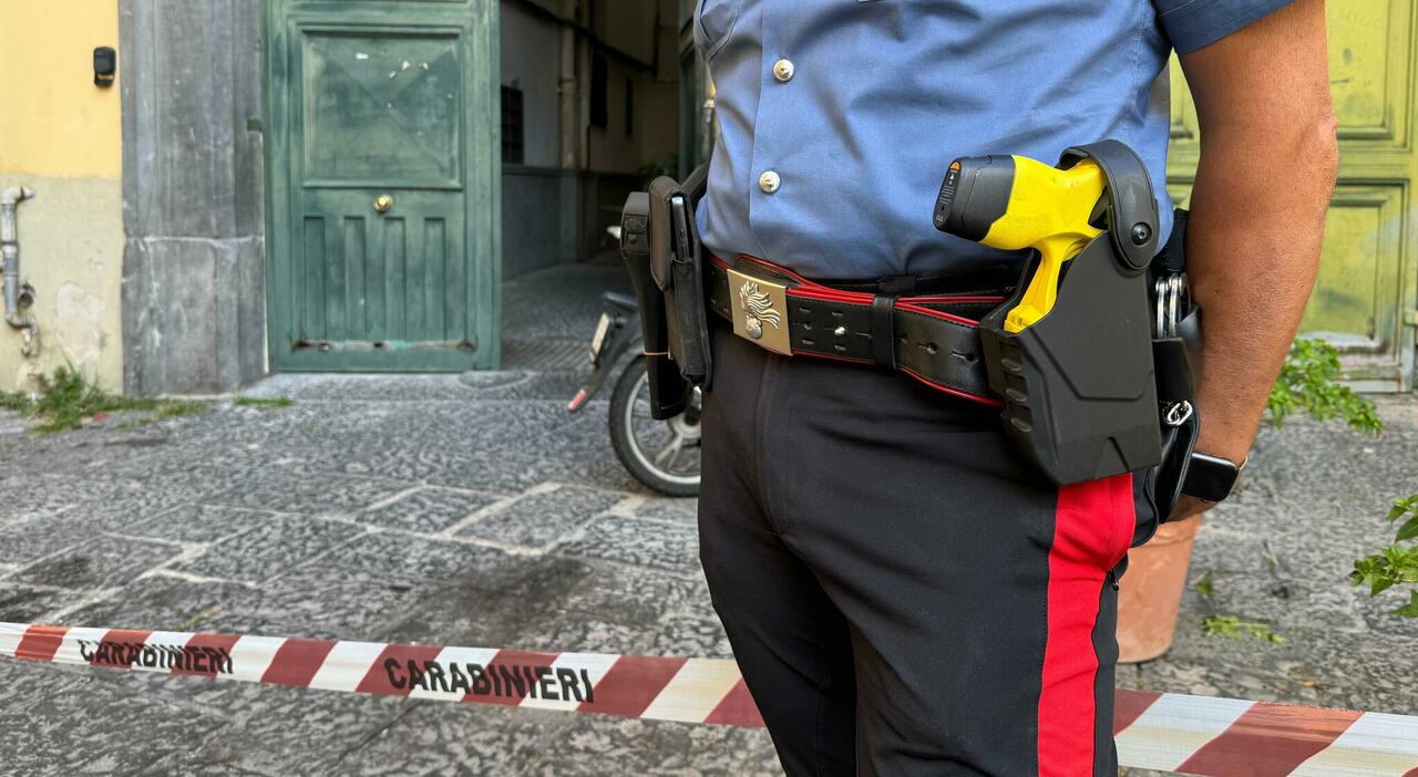 https://statics.cedscdn.it/photos/MED_HIGH/2025/10/11/9120827_11120656_taser_napoli_morto_carabinieri_indagati.jpg