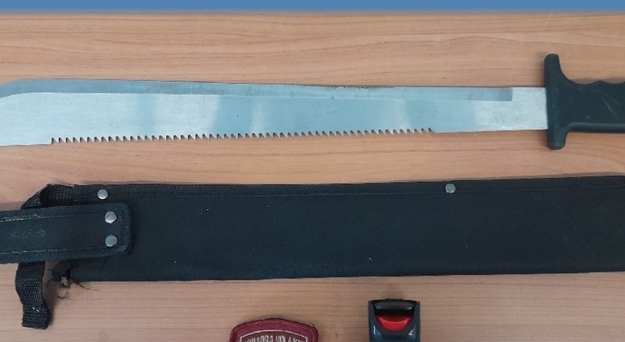 https://statics.cedscdn.it/photos/MED_HIGH/2025/10/11/9120837_11122134_machete_aggressione_genova_oggi.jpg