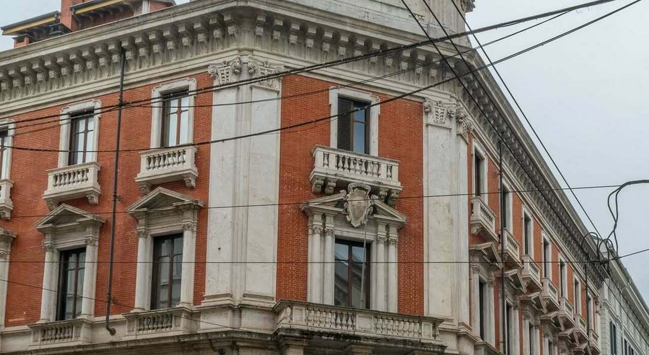 https://statics.cedscdn.it/photos/MED_HIGH/2025/10/11/9121023_11155115_ogni_progetto_di_riqualificazione_parte_da_qui_dal_rispetto_per_cio_che_esiste.palazzo_alfieri_.jpg